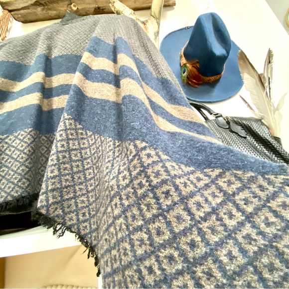 Made in Italy Wool Reversible boho cape/body wrap w western cottage core vibe - Picture 10 of 10